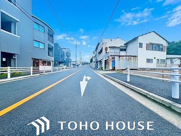 お住まい探しの中で是非チェックして頂きたいのが、前面道路の交通量と安全性、周辺の幹線道路の状況等です。（空の加工を生成AIで行っています）
