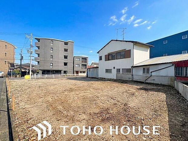陽射しとともに、少しづつ装いを変える街の景観から、この街ならではの美しい風景とここから紡がれる物語。（空の加工を生成AIで行っています）