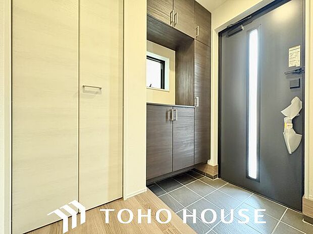 玄関はお家の顔としてすっきりとした素敵な空間に。印象のよい玄関は爽やかな住まいへの入り口です。