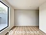 洋室：開口部が広くたくさんの陽を取り入れます。窓を開ければ気持ちよい風が舞い込んできて開放的な空間を演出。