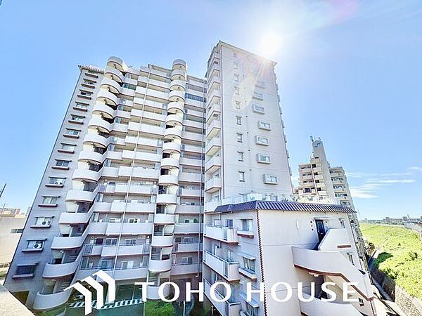 爽やかな青空の下に贅沢なほどに降り注ぐ陽光、豊かな居住性。クオリティが見事に調和した住空間。
