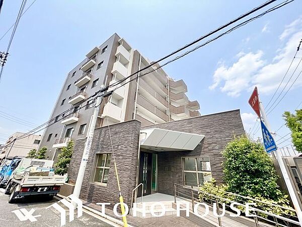 爽やかな青空の下に贅沢なほどに降り注ぐ陽光、豊かな居住性。クオリティが見事に調和した住空間。（空の加工を生成AIで行っています。）