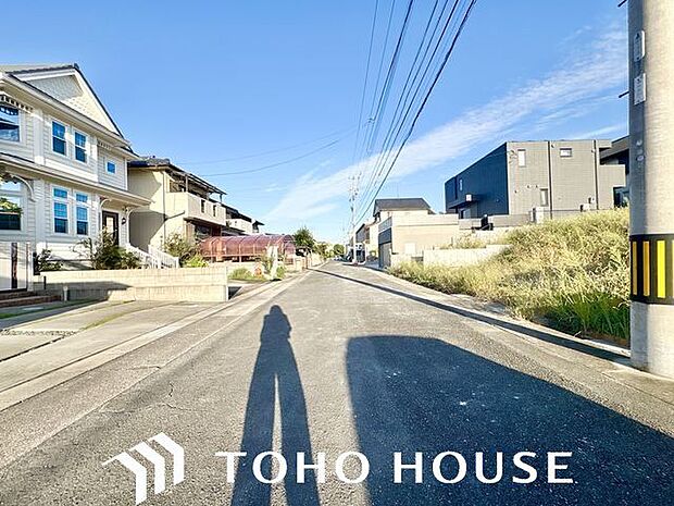 お住まい探しの中で是非チェックして頂きたいのが、前面道路の交通量と安全性、周辺の幹線道路の状況、抜け道等の状況です。毎日通る場所だからこそ、ご納得頂ける環境であってほしいと思います。