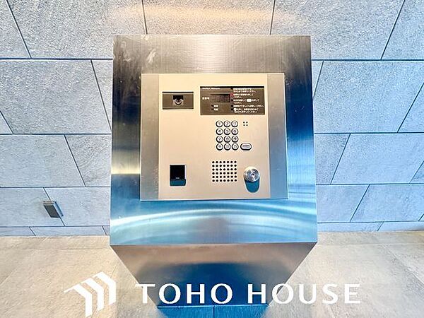 オートロックなど防犯面に配慮した住まいです。