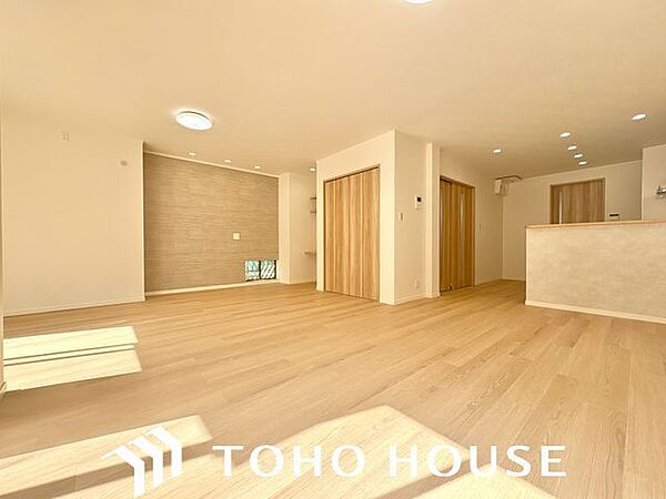 家族の温かさと陽光の暖かさ、楽しい毎日と明るい未来を予感させる「空間が織り成すひとつ先の住み心地」