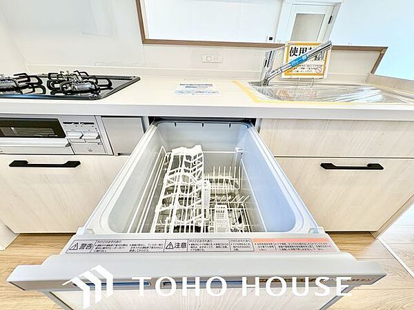 ビルトイン食洗機は作業台が広く使え、見た目もスッキリ。節水や節電も充実して家事の手助けをしてくれます。