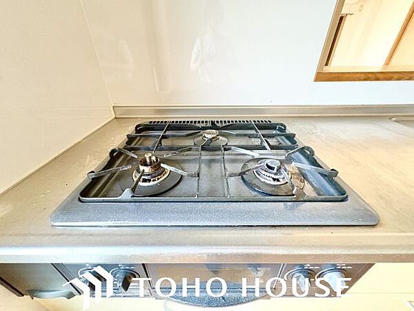 忙しいときでも一度にたくさんの料理が作れる3口コンロ。使い勝手の良さを考えました。