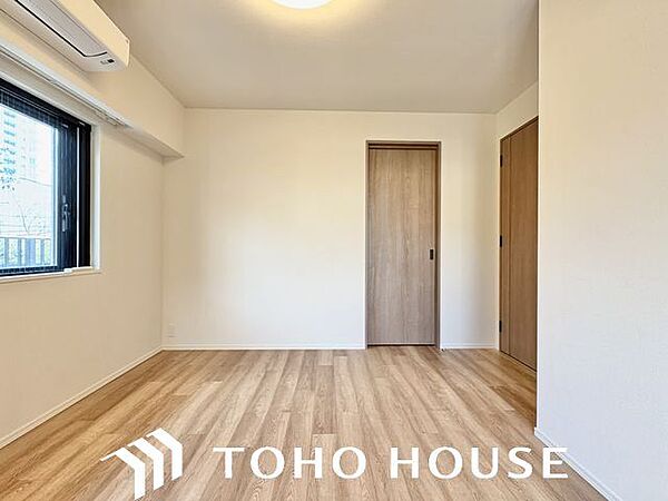 木のぬくもりを感じられる、のびのびとした明るい洋室です。いつまでも快適に暮らせる空間が広がります。