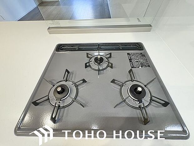 忙しいときでも一度にたくさんの料理が作れる3口コンロ。使い勝手の良さを考えました。