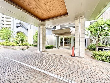 街の環境と住む人の暮らしを第一に考え創り出された、こだわりのエントランス空間。