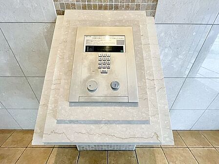 オートロック付で防犯面に配慮した住まいです。