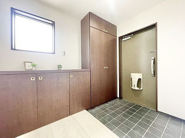 毎日出入りに使う玄関は外出する時は爽やかに、帰宅するときはホッとする落ち着いた空間へ。