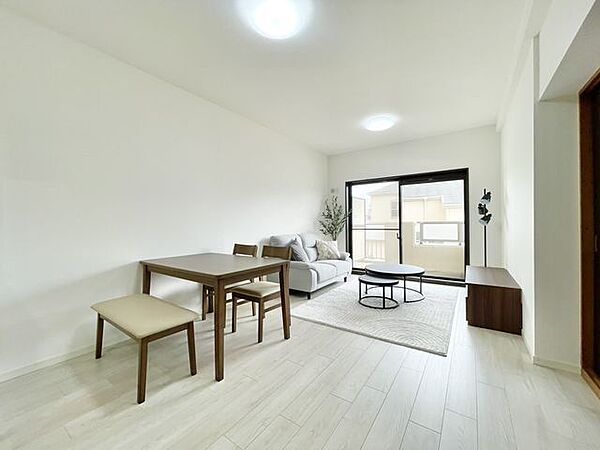 広く明るく、より心地良く暮せる空間にしました。採光・通風が周囲の空間に広がり、明るく爽やかな住まい。