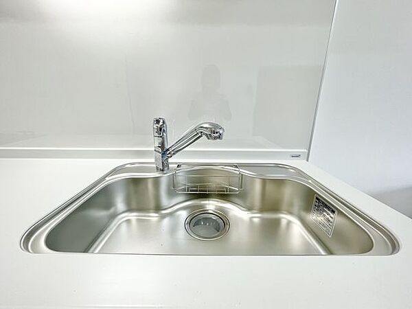 キレイなお水がいつでも安心して飲める浄水器付。