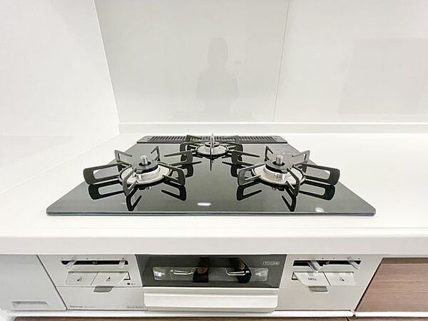 忙しいときでも一度にたくさんの料理が作れる3口コンロ。使い勝手の良さを考えました。