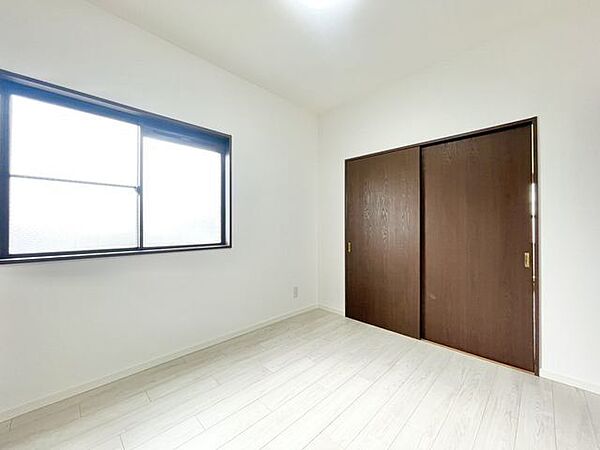 居心地のいい暮らしには欠かせない眩い採光。窓からこの空間に降り注ぐ採光が絶えません。