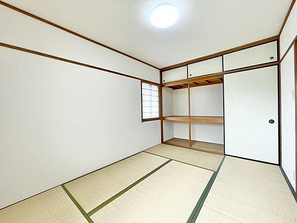 しっかりと奥行きのある押入れ。天袋もあるので、シーズンオフのお洋服やインテリアなども収納いただけます。