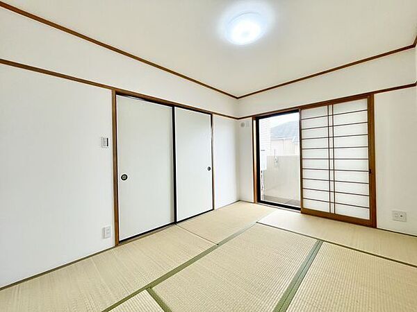 和室は心落ち着く空間。家族団らんや来客時の客間等々、多目的に活用出来る便利なスペースです。