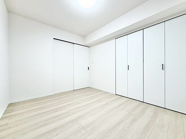 明るい色味の床は、部屋を明るく清潔な印象に見せる効果あり。圧迫感が少くゆったりと感じる事ができます。