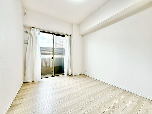 大きな窓からたっぷりと陽光が注がれる明るい空間。一日の疲れを癒してくれる洋室。時を忘れて過ごす空間。