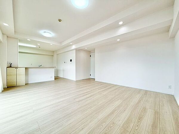 開放感と明るさをもたらす魅力のリビング。キッチンスペースまで明るくなります。自然とくつろぎの場所に。