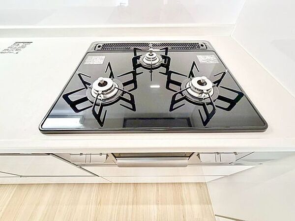 忙しいときでも一度にたくさんの料理が作れる3口コンロ。使い勝手の良さを考えました。
