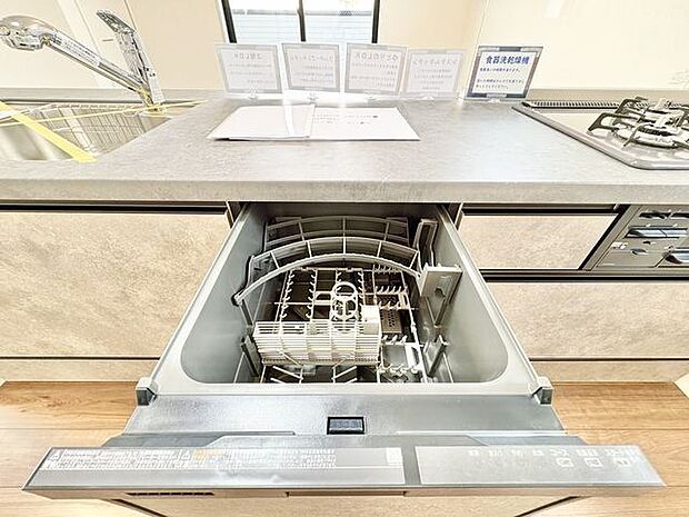 ビルトイン食洗機は作業台が広く使え、見た目もスッキリ。節水や節電も充実して家事の手助けをしてくれます