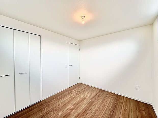 充分な収納スペースを確保。居室内に余計な家具を置く必要がないので、シンプルですっきりとした暮らし。