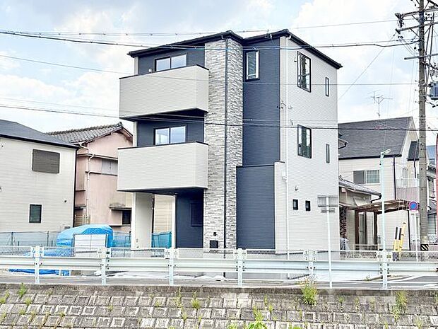 シンプルでスッキリとしたスタイリッシュな佇まい。家族の成長を見守り続け、美しい未来へ導いてくれます。