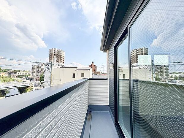 バルコニーはお布団や洗濯物もたっぷり干せる広さがあり、太陽の陽射しでしっかりと乾きそうです。