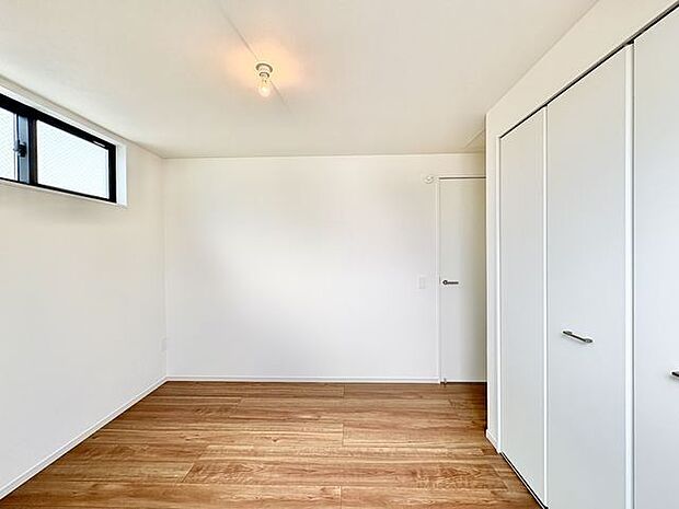住まう方自身でカスタマイズして頂けるように「シンプル」にデザインされた室内。