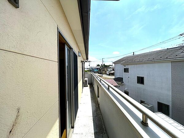 2部屋から出入りできるワイドバルコニー！お布団や洗濯物を一度にたくさん干せます。周辺に遮る高い建物がないため、青空が広がる開放的な素晴らしい眺望が魅力です。