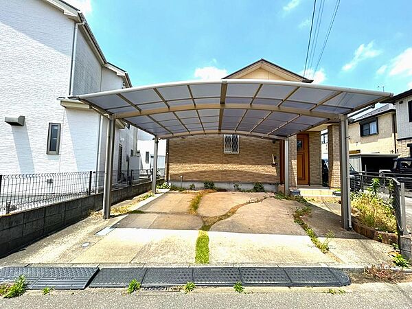 【カースペース】大切な愛車を雨や紫外線から守るカーポート付きの駐車場です 。普通車を並列で2台ゆったりと駐車できる広さを確保しており 、前道もすっきりしていてスムーズに出し入れが可能です。