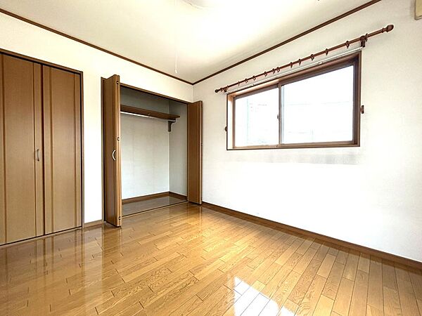 2面採光で明るい光が差し込む洋室です。クローゼット付きでお部屋を広く使えます。2階の3部屋はすべて独立した配置のため、子供部屋やテレワーク部屋にも最適です。