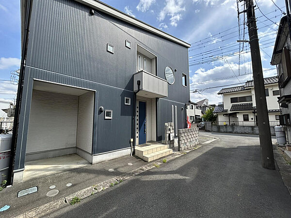 南・西の角地に位置し、周囲に圧迫感がありません。丸窓やバルコニーのデザインがアクセントになった、こだわりの注文住宅を思わせるハイセンスな造りが魅力です。