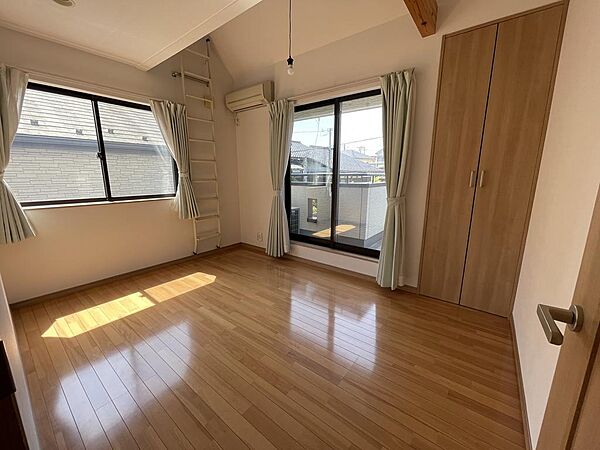ロフト付きの洋室は、天井が高く開放感たっぷり。子供部屋や趣味のスペースなど、自由な使い方が広がります。
