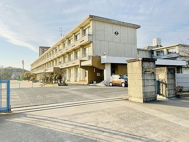 半田市立青山中学校 565m
