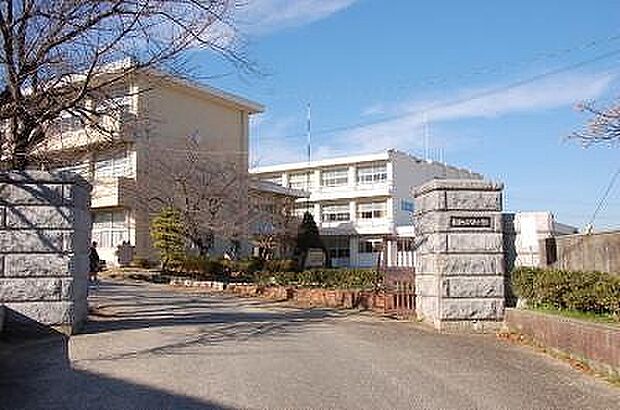 東浦町立片葩小学校 557ｍ