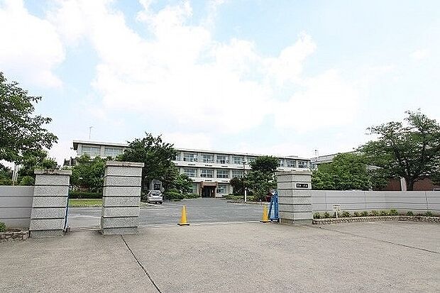 半田市立半田小学校 613ｍ