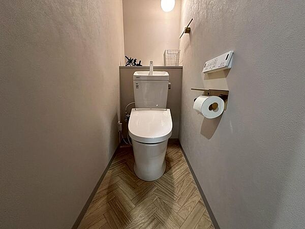 温水洗浄便座備え付けの清潔感のある快適なトイレ空間(2026年6月撮影)