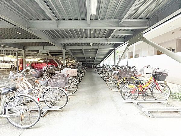 駐輪場は屋根付きなので雨から自転車を守れる！(2026年9月撮影)