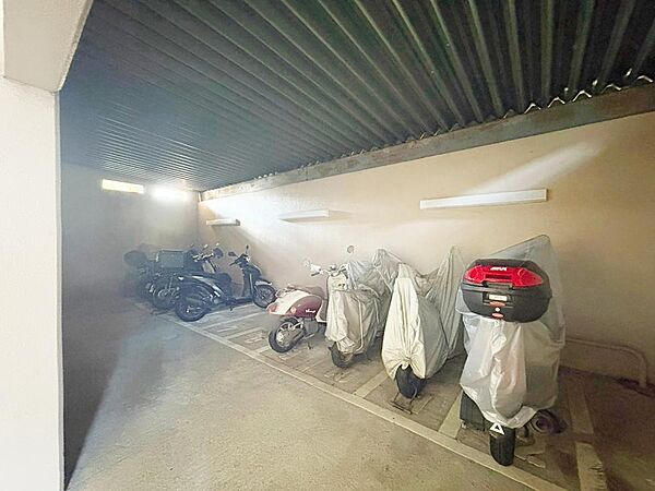 駐輪場は雨の日も助かる屋根付き！(2026年9月撮影)