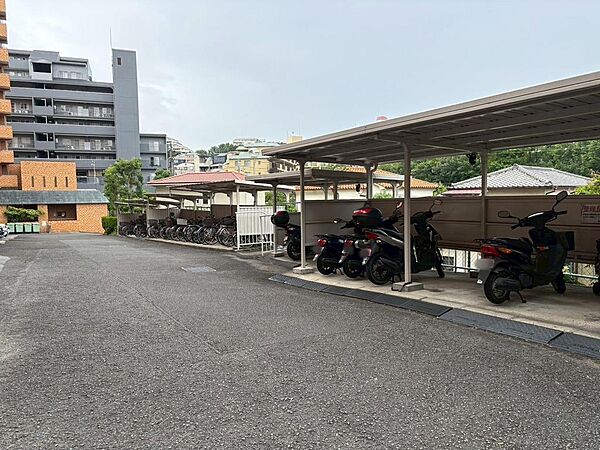 駐輪場は屋根付きなので雨から自転車を守ります(2026年6月撮影)