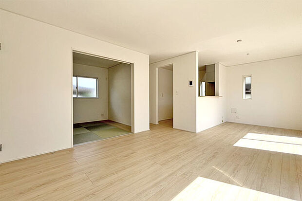 (LDK)大きな家具を置いてもゆとりのある17帖のリビング♪日当たり良好な南西向き!