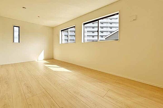 (洋室) 大きなベッドを置いてもまだまだゆとりのある空間!間仕切り対応可!