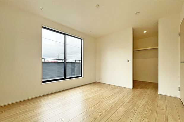 （洋室）大きなお部屋にウォークイン！主寝室にいかがでしょうか？