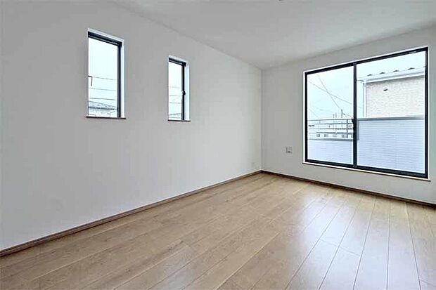 (洋室)南面のバルコニーとつながる洋室!お布団もすぐ干せます♪