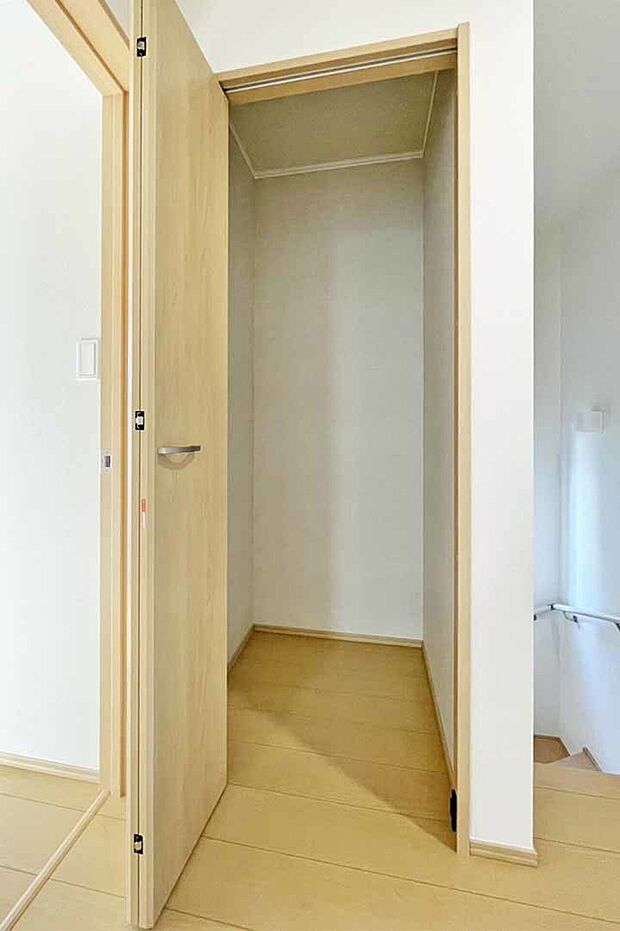 (廊下収納)お部屋に荷物を溜め込まず大きな荷物は廊下収納へ!