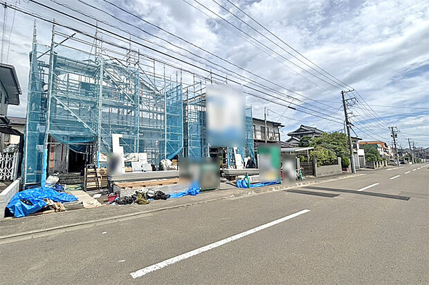 歩行時にも安心の前面道路に歩道が整備済み♪近隣バス停まで徒歩5分!現地(2026年9月)撮影