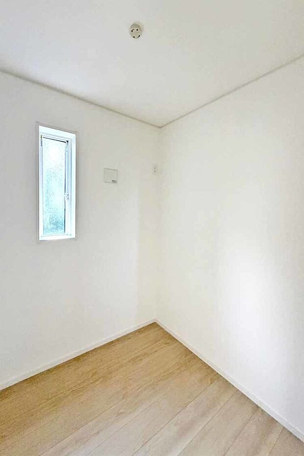 (納戸)収納はもちろん、書斎や趣味のお部屋としても利用できる窓付きの納戸です!